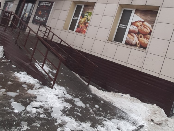 Семья с детьми чуть не погибла под глыбой льда в Новосибирске Семья с детьми чуть не погибла под глыбой льда в Новосибирске