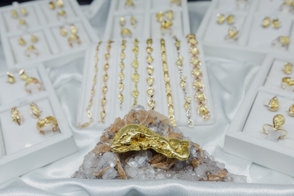 Самая дорогая выставка года: в Новосибирск привезли искусственные изумруды и огромные бриллианты стоимостью с квартиру