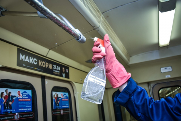 Ночная чистка: как новосибирское метро «протирают» от коронавируса Ночная чистка: как новосибирское метро «протирают» от коронавируса