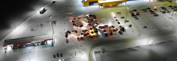 Новосибирцы составили поздравление с&nbsp;8&nbsp;Марта из&nbsp;54&nbsp;машин