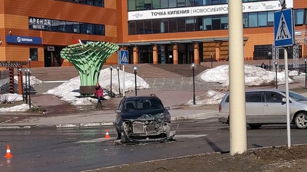 В Новосибирске иномарка лишилась &laquo;морды&raquo; в ДТП