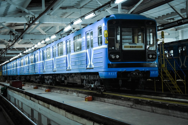 Ночная чистка: как новосибирское метро «протирают» от коронавируса Ночная чистка: как новосибирское метро «протирают» от коронавируса