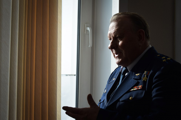 &laquo;Из самолета видно космос&raquo;: летчик-испытатель рассказал, почему истребители летают над городом и могут ли они упасть