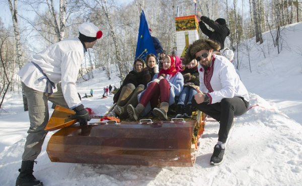 Верхом на вакцине от коронавируса прокатились в Кольцово