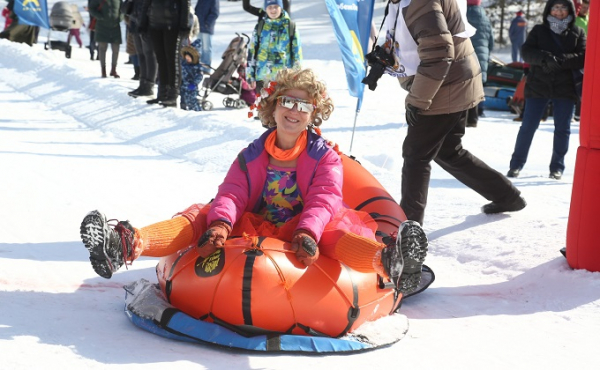 Верхом на вакцине от коронавируса прокатились в Кольцово