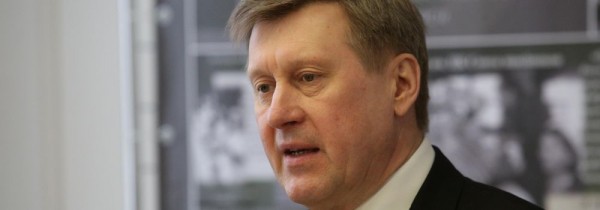 Мэр Локоть: &laquo;Покидайте квартиру только в&nbsp;случае крайней необходимости&raquo;