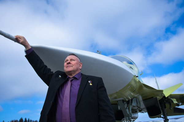 &laquo;Из самолета видно космос&raquo;: летчик-испытатель рассказал, почему истребители летают над городом и могут ли они упасть