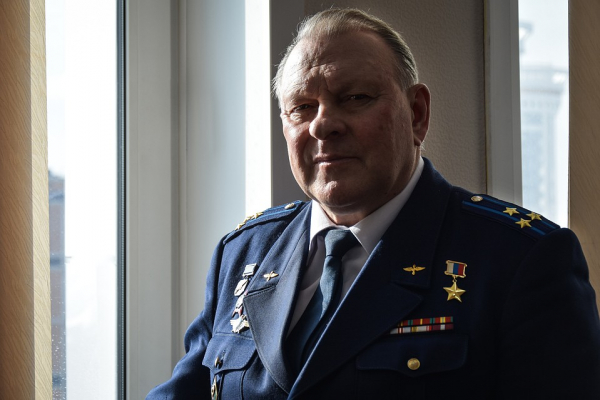 &laquo;Из самолета видно космос&raquo;: летчик-испытатель рассказал, почему истребители летают над городом и могут ли они упасть