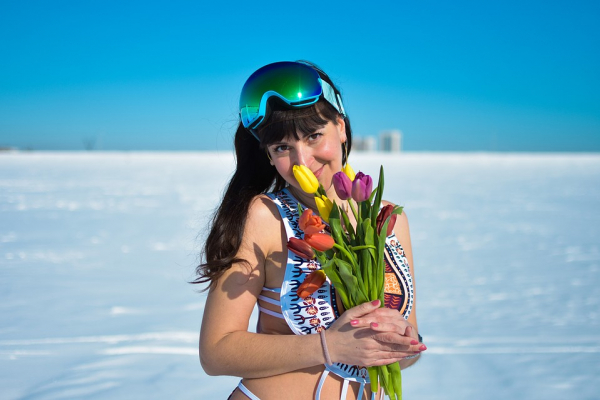 Ветреные девушки: сибирячки в бикини прокатились на кайте в мороз по Обскому морю