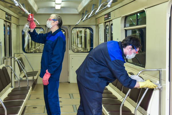 Ночная чистка: как новосибирское метро «протирают» от коронавируса Ночная чистка: как новосибирское метро «протирают» от коронавируса
