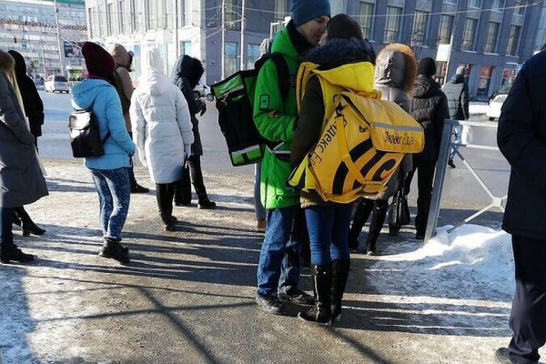 «Больше не доставляют любовь»: что стало с влюбленными курьерами, покорившими соцсети «Больше не доставляют любовь»: что стало с влюбленными курьерами, покорившими соцсети