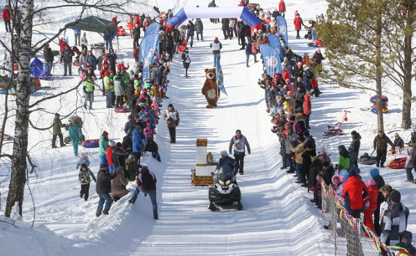 Верхом на вакцине от коронавируса прокатились в Кольцово