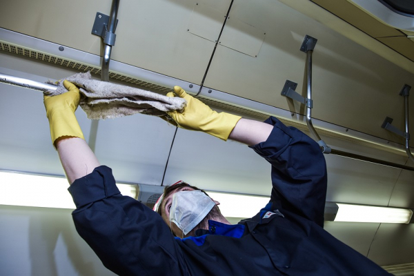 Ночная чистка: как новосибирское метро «протирают» от коронавируса Ночная чистка: как новосибирское метро «протирают» от коронавируса