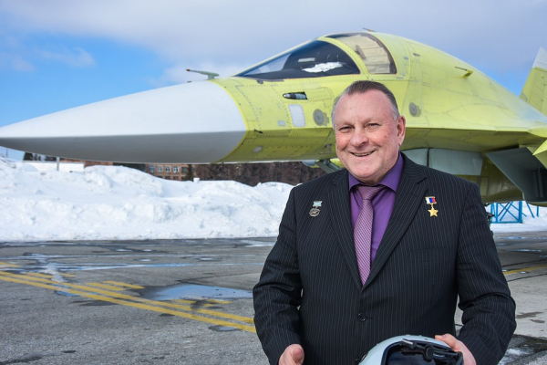 &laquo;Из самолета видно космос&raquo;: летчик-испытатель рассказал, почему истребители летают над городом и могут ли они упасть