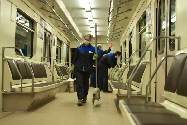 Ночная чистка: как новосибирское метро «протирают» от коронавируса Ночная чистка: как новосибирское метро «протирают» от коронавируса
