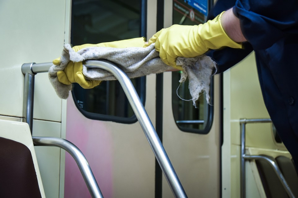 Ночная чистка: как новосибирское метро «протирают» от коронавируса Ночная чистка: как новосибирское метро «протирают» от коронавируса