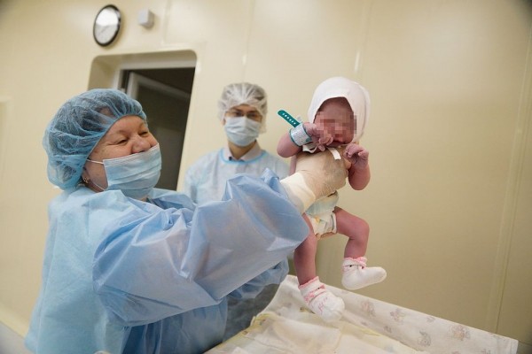 &laquo;Чуть руку мужу не сломала&raquo;: сибирячка рассказала о родах в воде