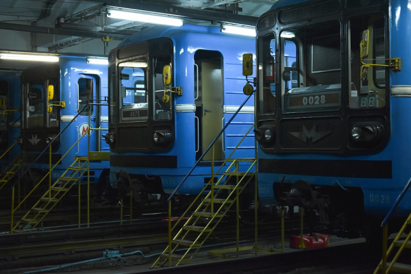 Ночная чистка: как новосибирское метро «протирают» от коронавируса Ночная чистка: как новосибирское метро «протирают» от коронавируса