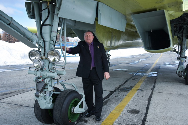 &laquo;Из самолета видно космос&raquo;: летчик-испытатель рассказал, почему истребители летают над городом и могут ли они упасть