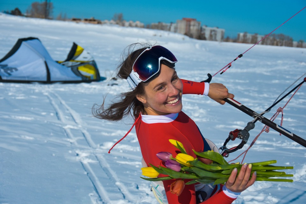 Ветреные девушки: сибирячки в бикини прокатились на кайте в мороз по Обскому морю
