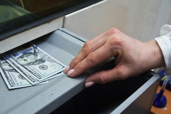 Стоит ли скупать квартиры и доллары? Новосибирские эксперты об ажиотаже в обменных пунктах валют