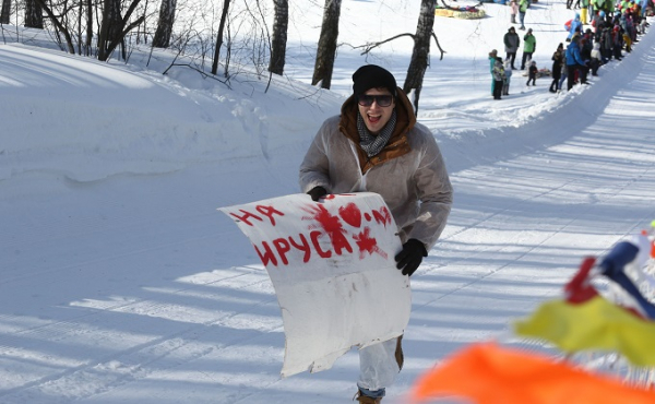 Верхом на вакцине от коронавируса прокатились в Кольцово