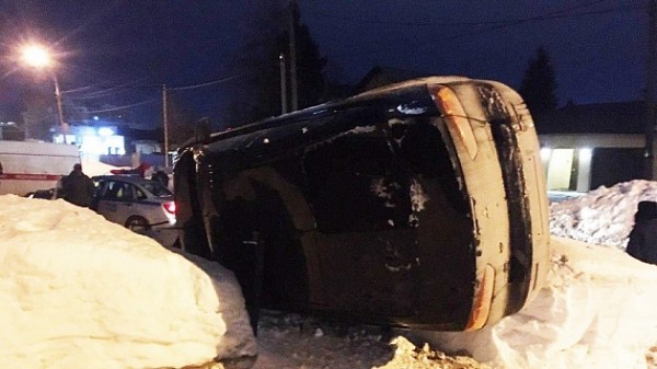 В Новосибирске после ДТП с Suzuki перевернулся Mitsubishi В Новосибирске после ДТП с Suzuki перевернулся Mitsubishi