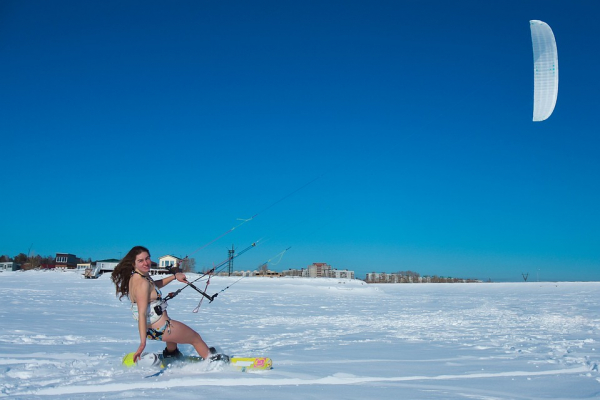 Ветреные девушки: сибирячки в бикини прокатились на кайте в мороз по Обскому морю