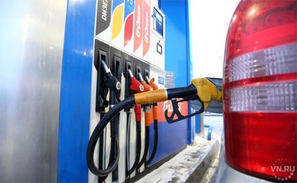 Цены на нефть рухнули, доллар и золото взлетели