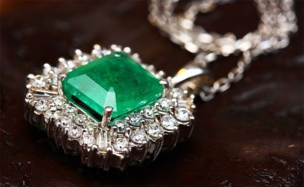 Драгоценные кристаллы соблазнили новосибирского депутата Драгоценные кристаллы соблазнили новосибирского депутата