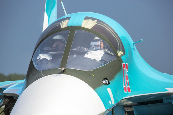 &laquo;Из самолета видно космос&raquo;: летчик-испытатель рассказал, почему истребители летают над городом и могут ли они упасть