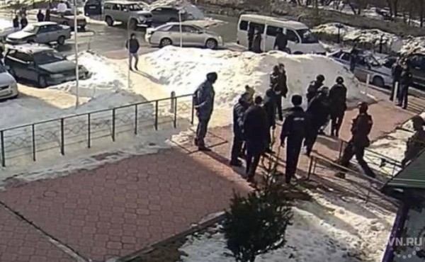 Брошенный муж с ножом взял в заложники жену Брошенный муж с ножом взял в заложники жену