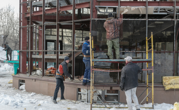 Снос самовольно построенного кафе начался в парке им. Кирова