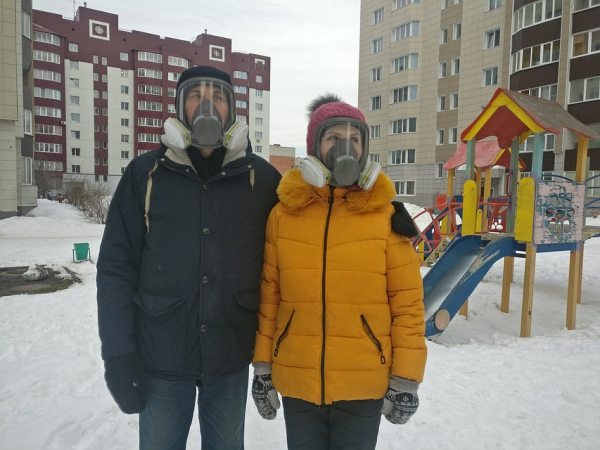 &laquo;Я и на работе в ней буду сидеть&raquo;: семейная пара устроила тестовую прогулку в масках-респираторах