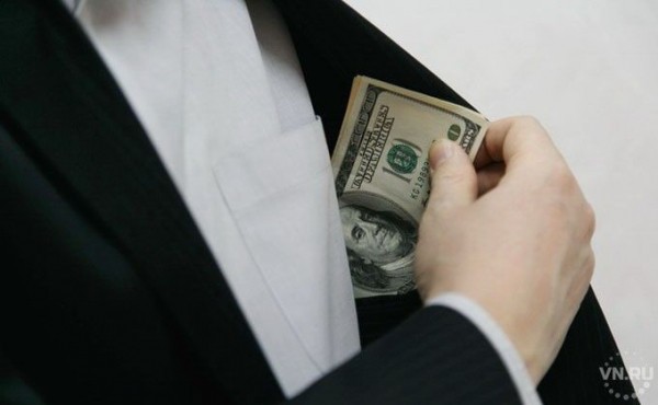 Во взятке в 100 тыс рублей обвинили экс-сотрудника мэрии Новосибирска