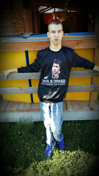 Парень с ДЦП влюбился в учительницу и стал писать ироничные стихи для рэп-баттлов Парень с ДЦП влюбился в учительницу и стал писать ироничные стихи для рэп-баттлов