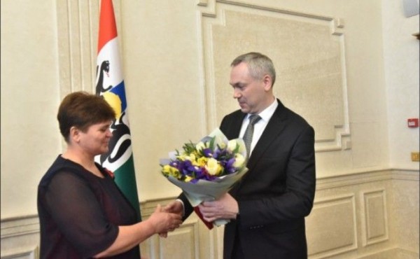 Губернатор вручил знаки отличия &laquo;За материнскую доблесть&raquo; многодетным матерям