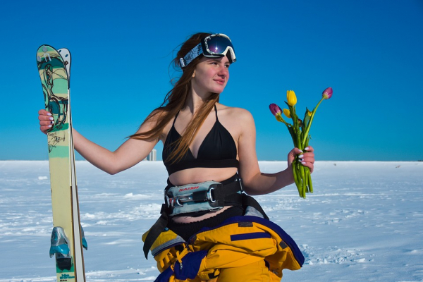 Ветреные девушки: сибирячки в бикини прокатились на кайте в мороз по Обскому морю