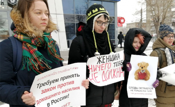 Феминистки вышли 8 марта с протестами на улицы Новосибирска Феминистки вышли 8 марта с протестами на улицы Новосибирска