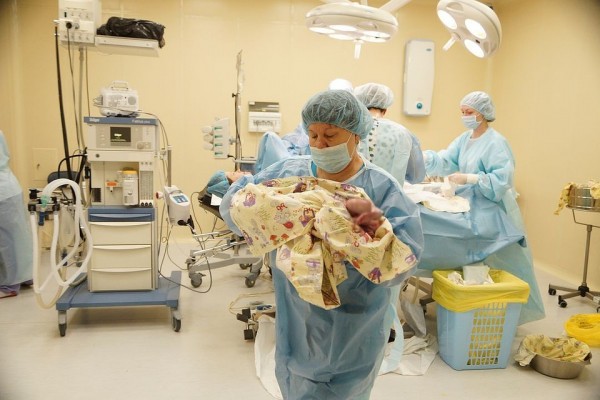 Модные роды в Новосибирске: &laquo;Доктор, можно я стоя? Или на корточках&raquo;