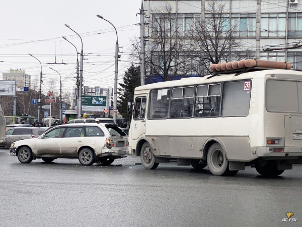 Трамвай №13 и автобус попали в аварии в Новосибирске Трамвай №13 и автобус попали в аварии в Новосибирске