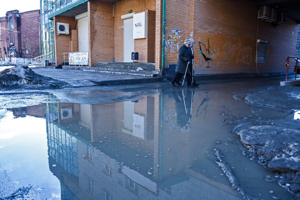 Можно краситься, глядя под ноги: Новосибирск превратился в одну большую лужу