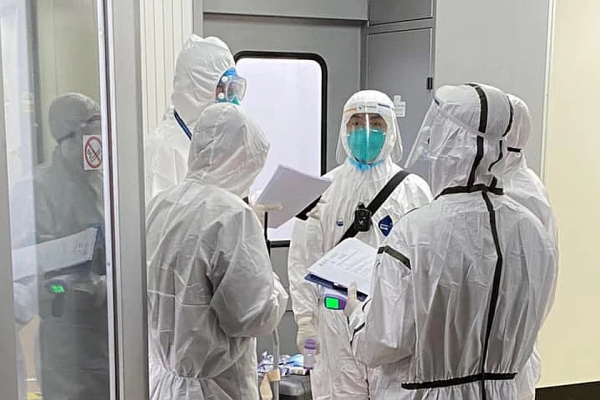 "Мы заперты в номерах словно кролики": Россиян, прилетевших в Пекин, продержали пять часов в самолете, а потом насильно закрыли в гостинице