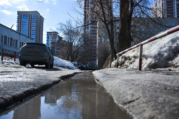 Можно краситься, глядя под ноги: Новосибирск превратился в одну большую лужу