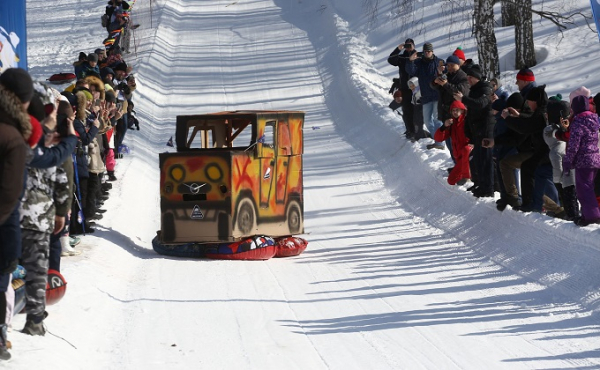 Верхом на вакцине от коронавируса прокатились в Кольцово