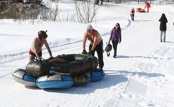 Верхом на вакцине от коронавируса прокатились в Кольцово