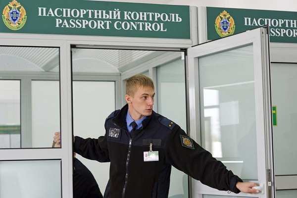 Граница на замке: правительство ограничивает въезд в Россию для иностранцев
