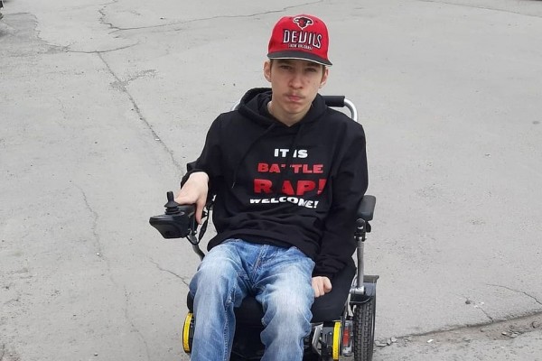 Парень с ДЦП влюбился в учительницу и стал писать ироничные стихи для рэп-баттлов Парень с ДЦП влюбился в учительницу и стал писать ироничные стихи для рэп-баттлов