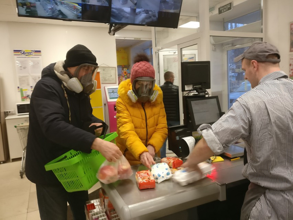 &laquo;Я и на работе в ней буду сидеть&raquo;: семейная пара устроила тестовую прогулку в масках-респираторах