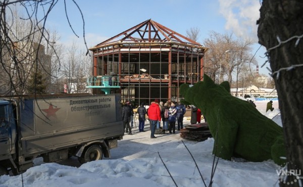 Снос самовольно построенного кафе начался в парке им. Кирова